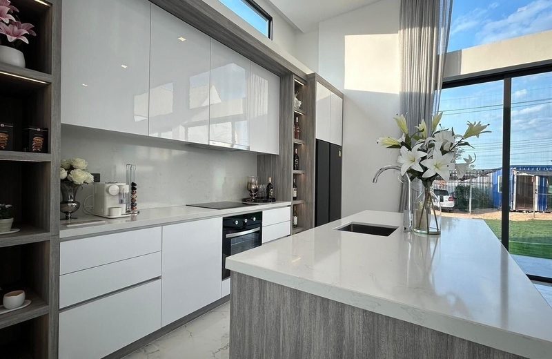 Fully Fitted Kitchen